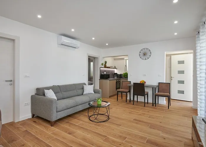 Newly Renovated Apt. Near To Entrance To Old Town