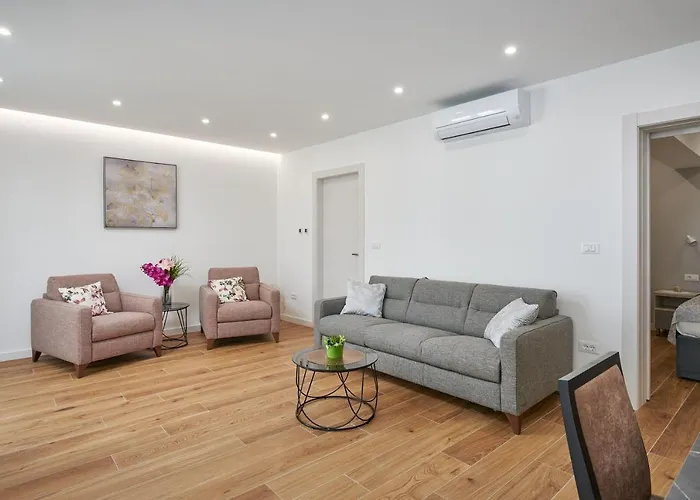 Newly Renovated Apt. Near To Entrance To Old Town