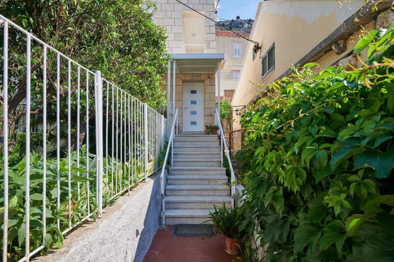 Newly Renovated Apt. Near To Entrance To Old Town Apartment
